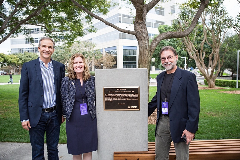 左からクアルコムCTOのジム・トンプソン博士、IEEE Region 6 Directorのキャスリン・クレイマー博士、同じくIEEE Region 6 Milestone Coordinatorのブライアン・バーグ氏