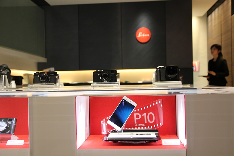 ライカ銀座店のショーケースにはHUAWEI P10も並ぶ