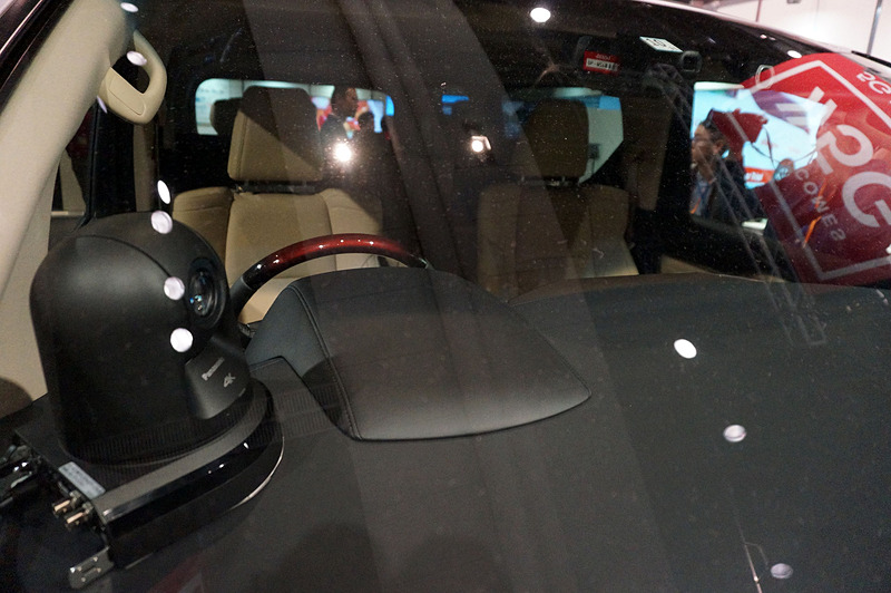 ハンドルの前には4K対応カメラ