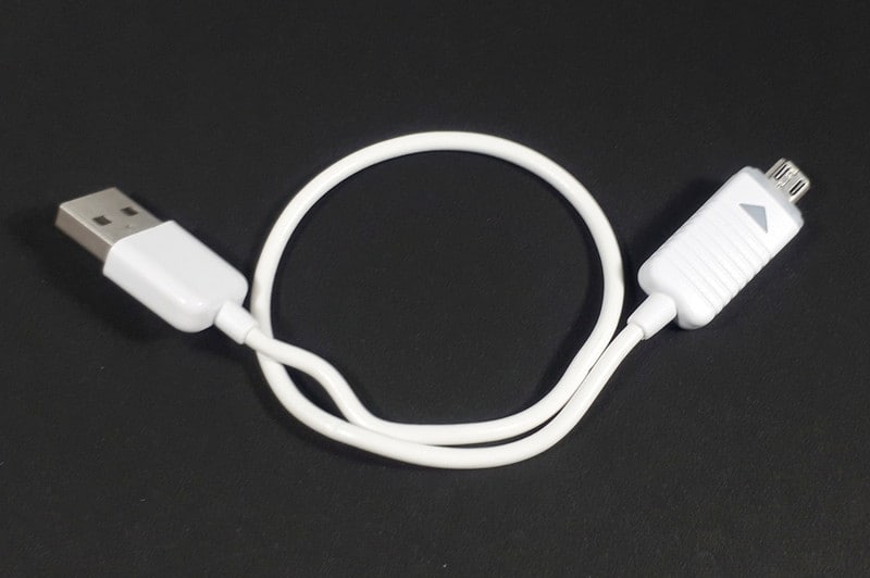 電池残量が少ないと、スマートフォン側のコネクターが赤色に点灯