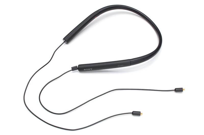 左がソニー「ワイヤレスオーディオレシーバー MUC-M2BT1」。ソニーXBAシリーズイヤホン用のBluetoothレシーバーですが、手持ちのSHURE製MMCX対応イヤホンにも使えちゃいました。右は「ワイヤレスオーディオレシーバー MUC-M2BT1」と「WI-1000X」を並べた様子です。