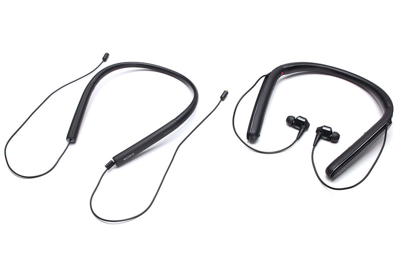 左がソニー「ワイヤレスオーディオレシーバー MUC-M2BT1」。ソニーXBAシリーズイヤホン用のBluetoothレシーバーですが、手持ちのSHURE製MMCX対応イヤホンにも使えちゃいました。右は「ワイヤレスオーディオレシーバー MUC-M2BT1」と「WI-1000X」を並べた様子です。