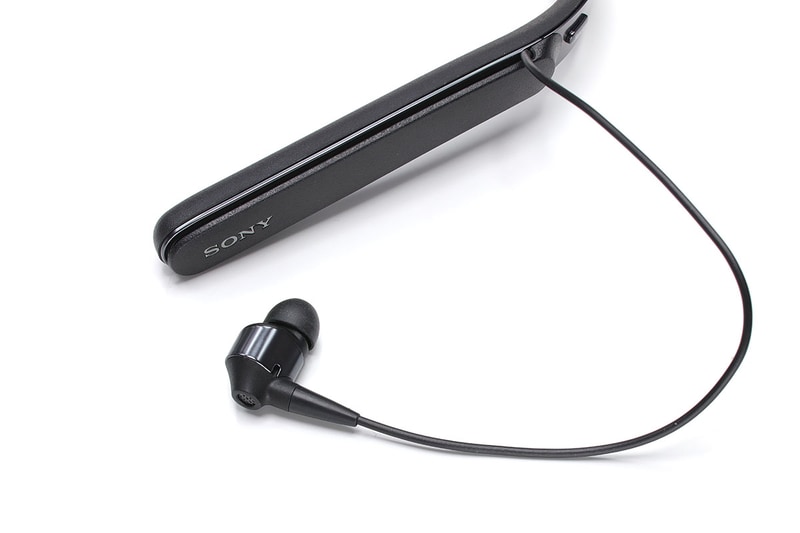 イヤホン部にある内外2つのマイクで騒音を集音し、より効果的なノイズキャンセリングを行います（デュアルノイズセンサーテクノロジー）。イヤホン内のドライバーは9mmダイナミックドライバーとバランスド・アーマチュア・ドライバー。専用ケースが付属し、ケースのサイズは約縦20×横19.5cm（実測値）です。