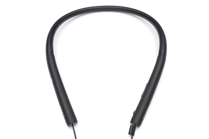 左写真は「WI-1000X」のネックバンド部分。首の後ろ、質量がかかりがちな箇所がソフトな素材でつくられています（ほかの部分は硬質）。汗をかくと少しペタリと張り付く感じです。右写真は「ワイヤレスオーディオレシーバー MUC-M2BT1」のネックバンド部ですが、首の後ろに当たる部分も含めて硬質で細身。汗の季節に使ってもあまり気にならない良好な装着感でした。