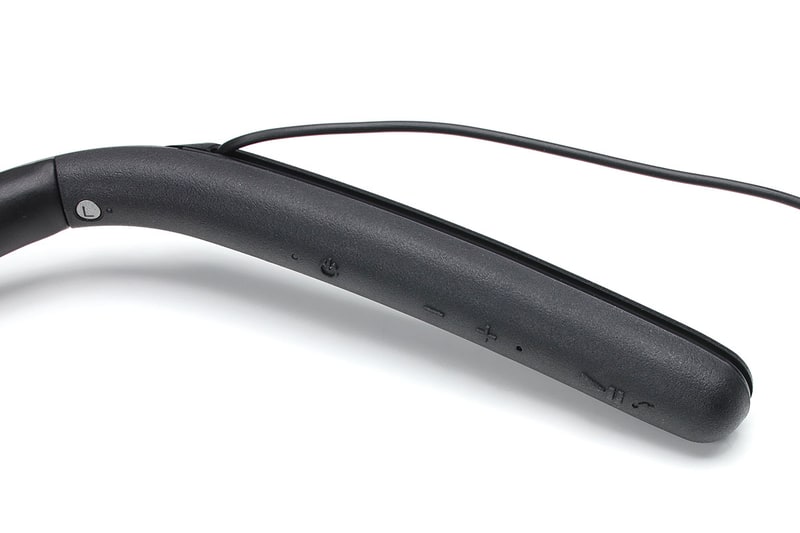 ネックバンド前方内側に操作ボタン類が並びます。ユーザー右側（R）にはNC効果切り換えボタンが、左側（L)には電源ボタンとボリュームボタンと再生・送り戻し・受話の兼用ボタンがあります。