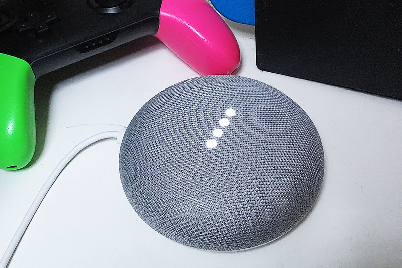 テレビ横にすぽっと収まったGoogle Home Mini。小さいが機能も音量もワンルームならこれで十分