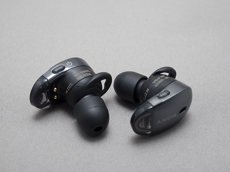 左側のボタンはモード切替と電源オンオフ、右側は再生停止・曲送り・通話応答に使用する