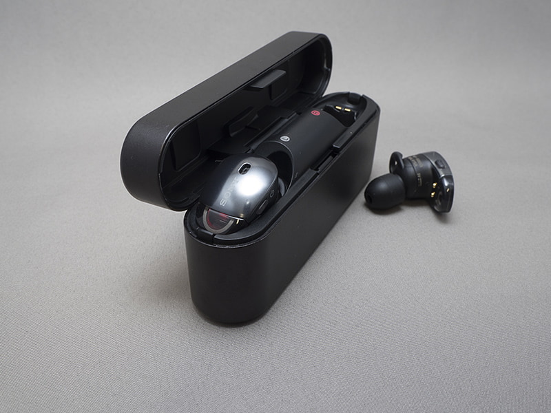 収納ケースが充電ケースを兼ねている。フル充電で約3時間の再生が可能