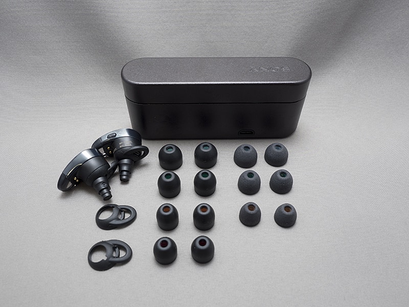 さらさらした質感のシリコンと、やや摩擦係数の高い発泡シリコンの、2種類のイヤーピースのほか、フィッティングサポーターも長短2種類が標準で付属している