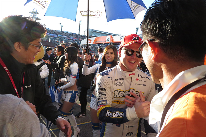 見事チャンピオンを獲得し、KDDI関係者から祝福されるニック・キャシディ選手