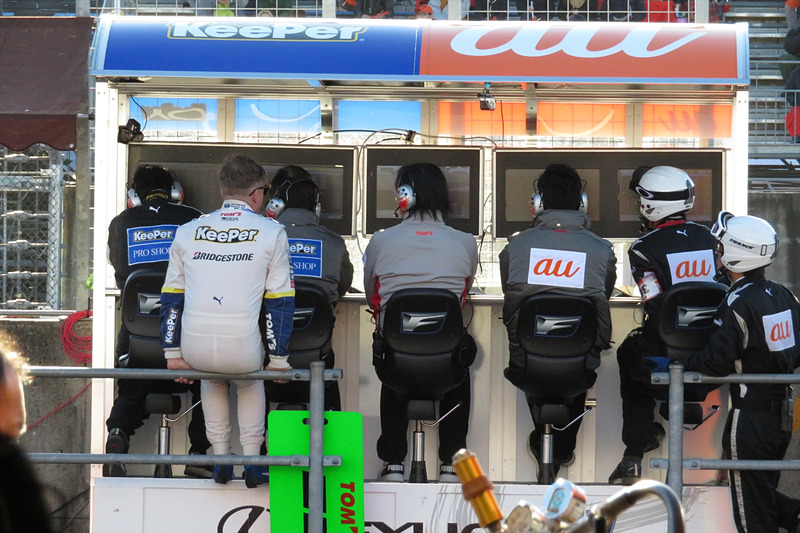 フィニッシュ直前のピットウォール