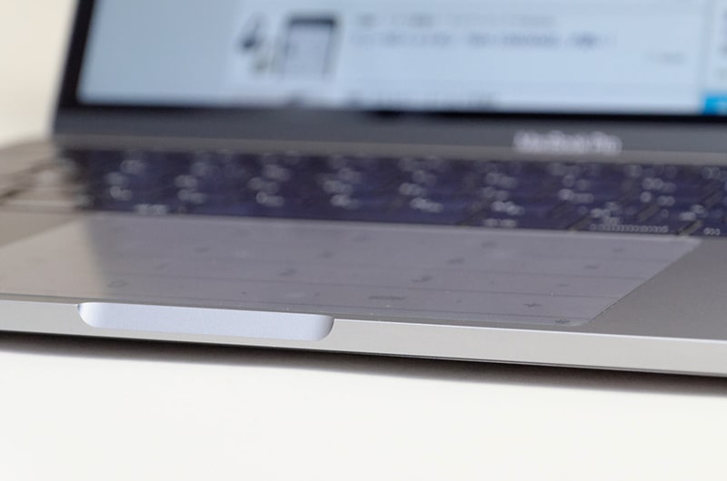 めちゃくちゃ薄い板なので、MacBookを閉じてもディスプレイに干渉することはない