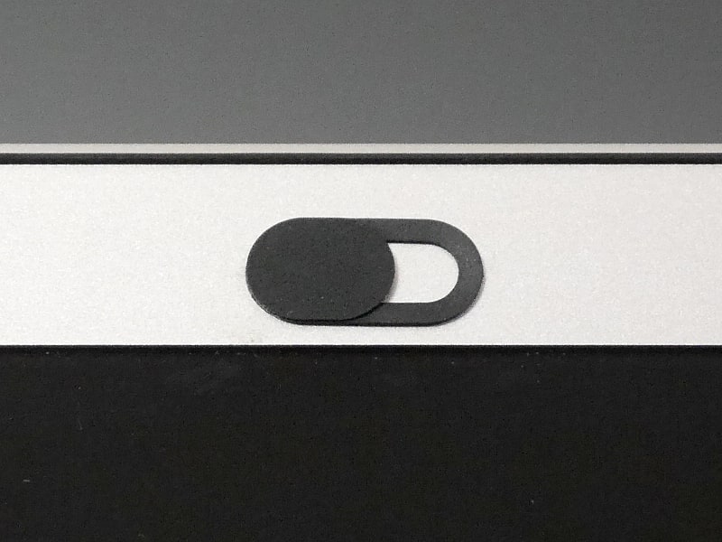 スライド完了。ウェブカメラの視界が完全に覆われるので、盗撮は物理的に不可能だ