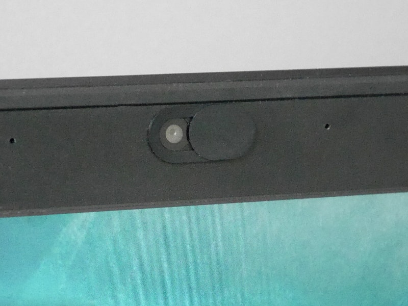 ボディが黒のノートパソコンだとほぼ完全に一体化する。窓の天地は5mmなので、カメラの直径がこれに収まる必要がある