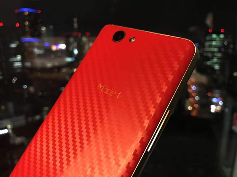 レッドモデルの背面は黒に映える