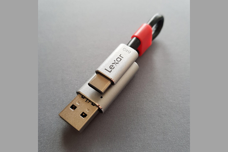 「JumpDrive C20c」。2つ折にしてフックで固定すると、ただの短い充電ケーブルに見える