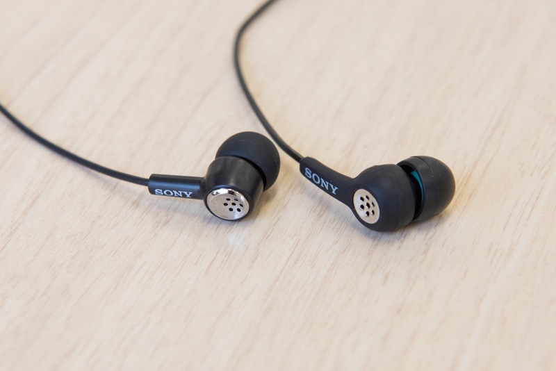 パッケージ同梱品「ECM-TL02」（左）と別売りの「ECM-TL3」（右）。マイク部分の形状が違うほか、右は骨伝導マイクも搭載している