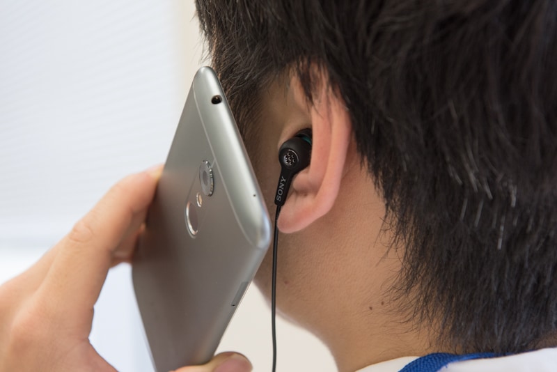 イヤホンの形をしたマイクで通話内容を録音