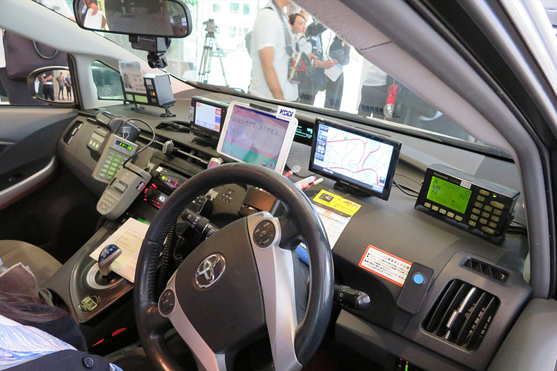 運転席のタブレットは後部座席のタブレットとBluetoothで接続。ハンドルの右側の青いボタンで音声認識をスタートする