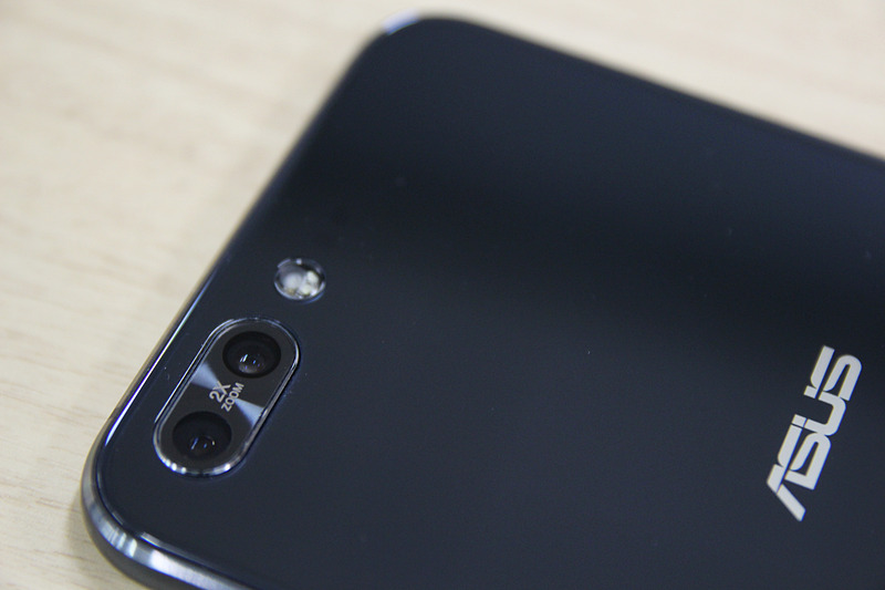 光沢仕上げの背面