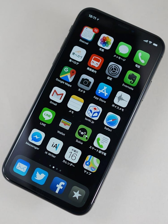 iPhone Xでは黒壁紙がオススメ。上部切り欠きが目立たなくなり、省電力にも効果あるかも