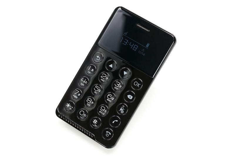 フューチャーモデルの「NichePhone-S」。ほぼカードサイズで質量は38g。シャツの胸ポケットに入れても違和感のないサイズ・質量のSIMロックフリー携帯電話です。実勢価格は1万1000円弱。カラーはブラックとホワイトが用意されています。