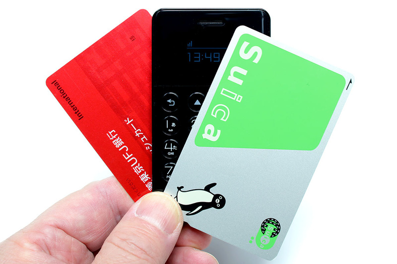 フューチャーモデルの「NichePhone-S」。ほぼカードサイズで質量は38g。シャツの胸ポケットに入れても違和感のないサイズ・質量のSIMロックフリー携帯電話です。実勢価格は1万1000円弱。カラーはブラックとホワイトが用意されています。