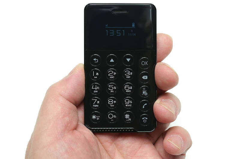 「NichePhone-S」のサイズは長辺90×短辺50×厚さ6.5mm。Suicaのサイズは約長辺85×短辺54×厚さ1mm。ほぼ同じサイズ感です。