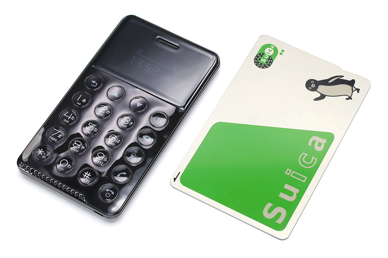 「NichePhone-S」のサイズは長辺90×短辺50×厚さ6.5mm。Suicaのサイズは約長辺85×短辺54×厚さ1mm。ほぼ同じサイズ感です。