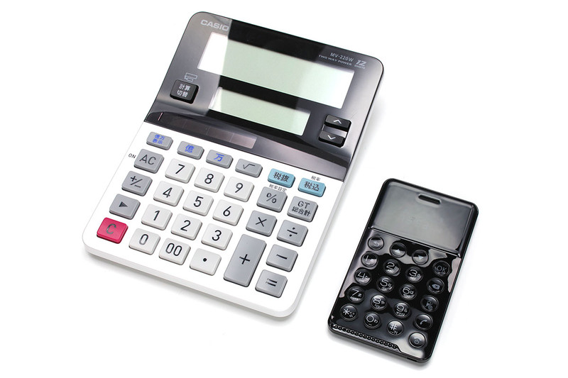 事務用電卓と並べると小ささ薄さが際立ちます。ミント菓子「MINTIA（ミンティア）」と、サイズも厚みも近い感じ。「NichePhone-S」の厚みは一般のプラスチックカード×5～6枚といった感じです。