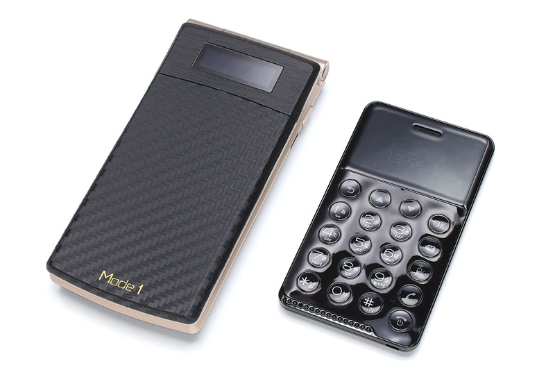 ピーアップの「Mode1 RETRO」（二つ折りガラケースタイルのAndroid端末）と比べた様子。機能性は全く異なりますが、やはり「NichePhone-S」は非常にコンパクトです。