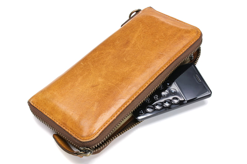 「NichePhone-S」はカードサイズで厚さ6.5mmなので、長財布に入れて携帯することもわりと現実的です。手持ちの名刺入れにもスッポリ収まってしまいました。