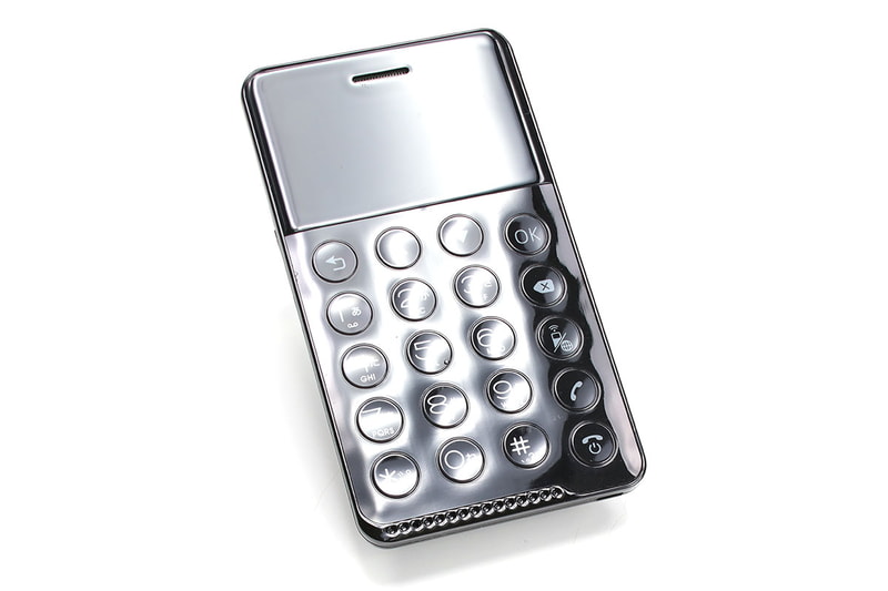 カードサイズの端末ながら、ボタンはまずまずの押下感があり、隣り合うボタンがやや離れていて、わりと押しやすいです。テキストは「トグル入力」で打ち込みます。