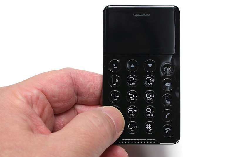 カードサイズの端末ながら、ボタンはまずまずの押下感があり、隣り合うボタンがやや離れていて、わりと押しやすいです。テキストは「トグル入力」で打ち込みます。