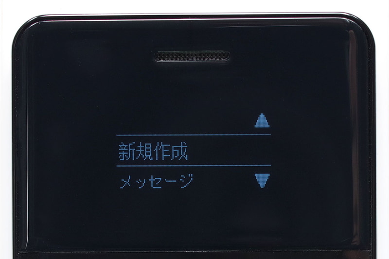 SMSを作成している様子。電話番号をメールアドレスとして使う「テキストのみ送受信できるメッセージ機能」ですね。ディスプレイは0.96型モノクロ有機ELで、解像度は128×64ドット。