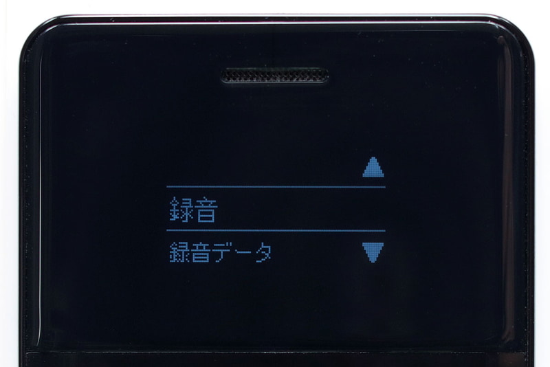 左から、着信履歴の詳細を表示している様子、アラーム機能、音声メモ機能です。画面真下の[▲][▼][OK]ボタンあたりで操作できるので、まずまずスムーズに使っていけます。ただし機能的には「必要最小限」といったイメージです。