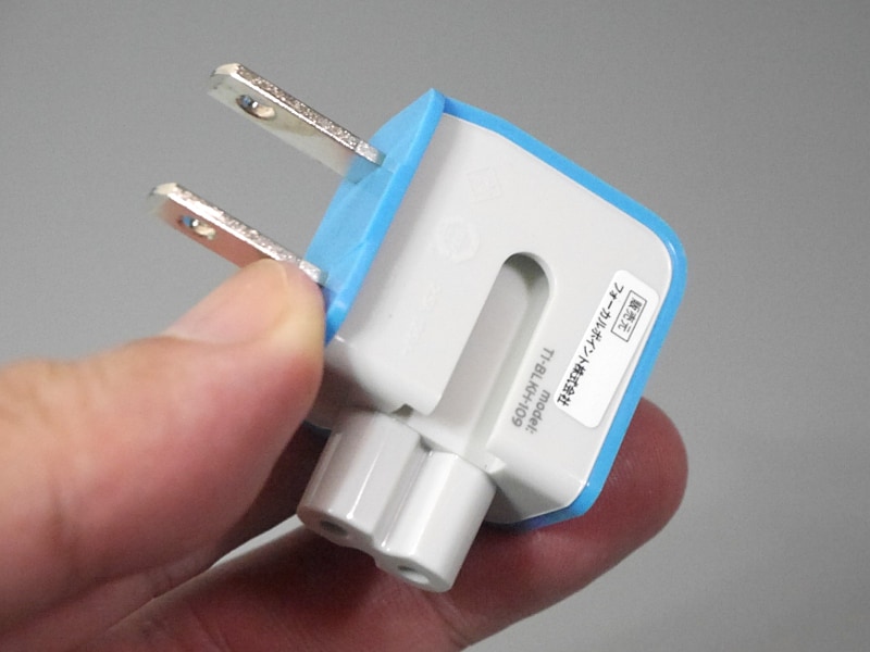 裏面。純正アダプターのプラグ部のかわりに挿し込む