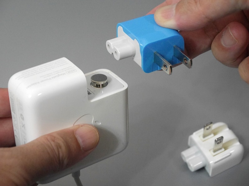 純正プラグの代わりに挿し込むだけでよい