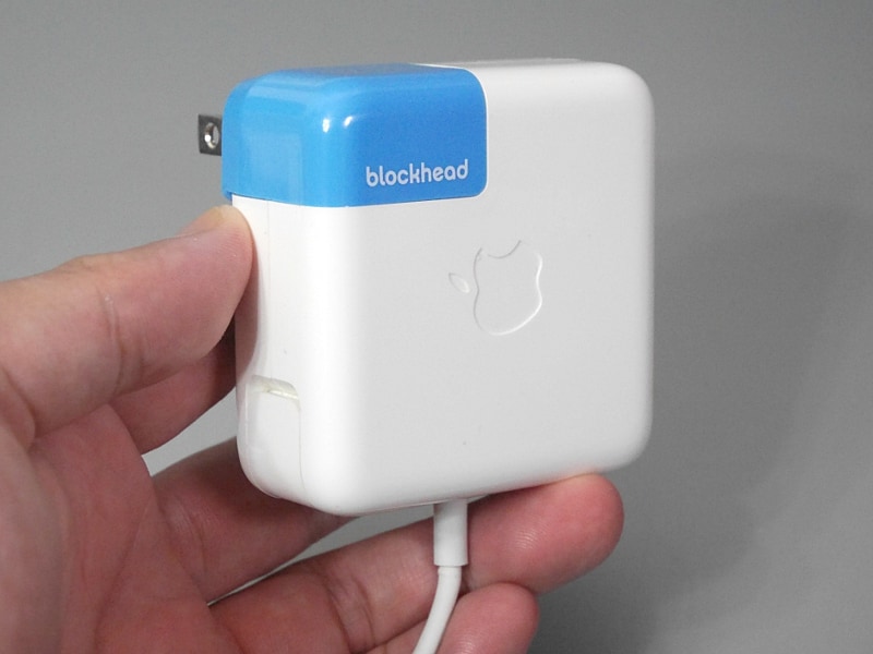 背中側。かなり自己主張が激しい色およびロゴだ