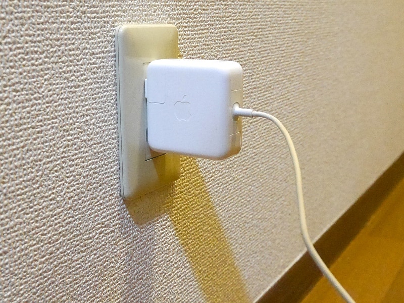 純正アダプターそのままだと、本体およびケーブルが正面に向かって突き出している