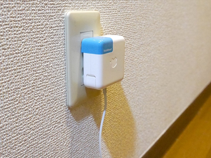 本製品に交換すると、アダプターが壁面と並行に挿し込めるため奥行きを取らず、かつケーブルも下から出るので足を引っ掛けにくくなる