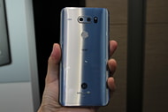 auから「isai V30+ LGV35」、12月下旬発売 - ケータイ Watch