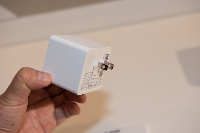 「無線通信アダプタ（A）」、Wi-Fiで自宅のアクセスポイントにつなげて利用する。開閉センサーなどZ-WAVEを利用するIoTデバイスを自宅で利用できるようになる