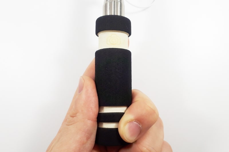 持ち手部分のシャッターボタンを押すと、写真が撮影できる