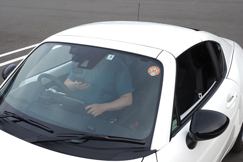 「ROADSTER RF」のルーフは電動で開閉します。開閉にかかる時間は13秒。速度10km/h以下なら走行中でも開閉操作が可能です。