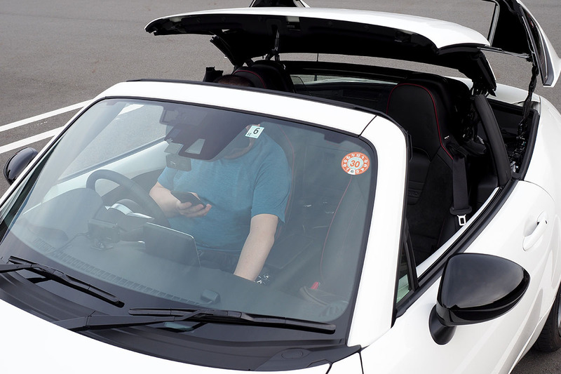 「ROADSTER RF」のルーフは電動で開閉します。開閉にかかる時間は13秒。速度10km/h以下なら走行中でも開閉操作が可能です。