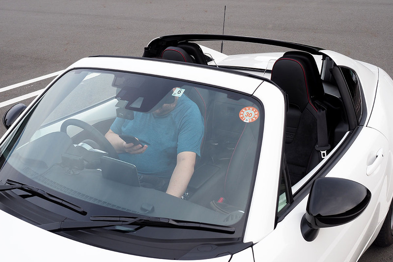 「ROADSTER RF」のルーフは電動で開閉します。開閉にかかる時間は13秒。速度10km/h以下なら走行中でも開閉操作が可能です。