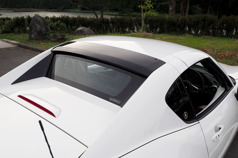 後ろから見た様子。ルーフは完全に格納され、座席後方は少し開口します。