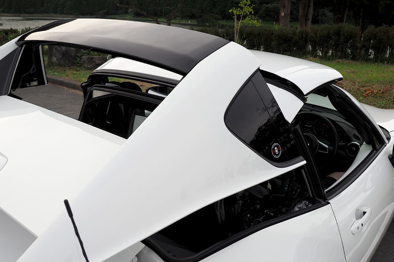 後ろから見た様子。ルーフは完全に格納され、座席後方は少し開口します。