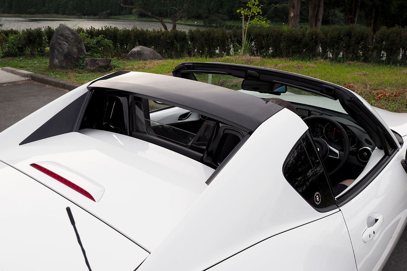 後ろから見た様子。ルーフは完全に格納され、座席後方は少し開口します。